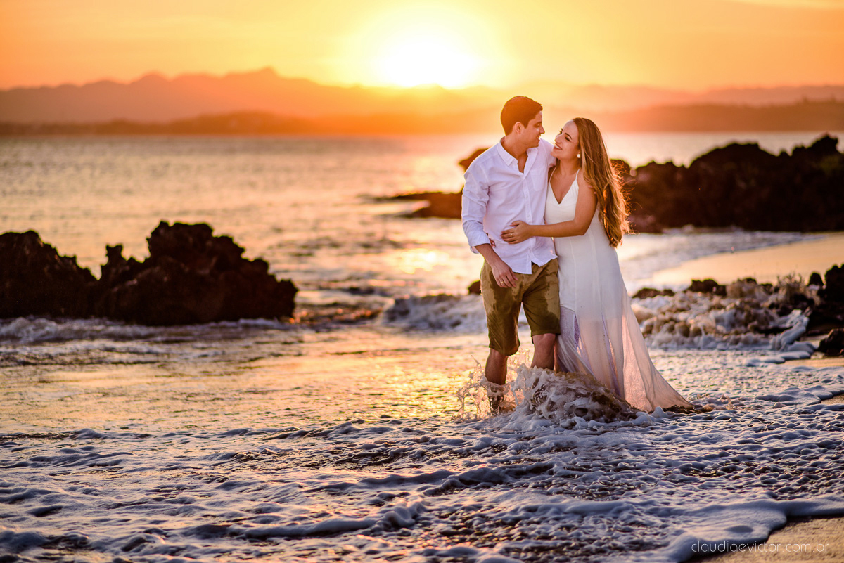 lindo ensaio de casal de casamento pre wedding com noivo e noiva feito por fotógrafos de casamento de vila velha fotógrafos de casamento de vitória fotógrafos de casamento de serra espirito santo es com praia por do sol em anchieta