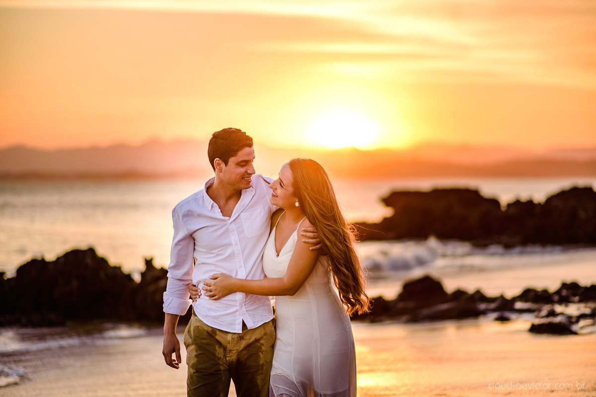 lindo ensaio de casal de casamento pre wedding com noivo e noiva feito por fotógrafos de casamento de vila velha fotógrafos de casamento de vitória fotógrafos de casamento de serra espirito santo es com praia por do sol em anchieta