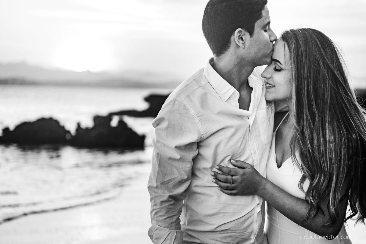 lindo ensaio de casal de casamento pre wedding com noivo e noiva feito por fotógrafos de casamento de vila velha fotógrafos de casamento de vitória fotógrafos de casamento de serra espirito santo es com praia por do sol em anchieta