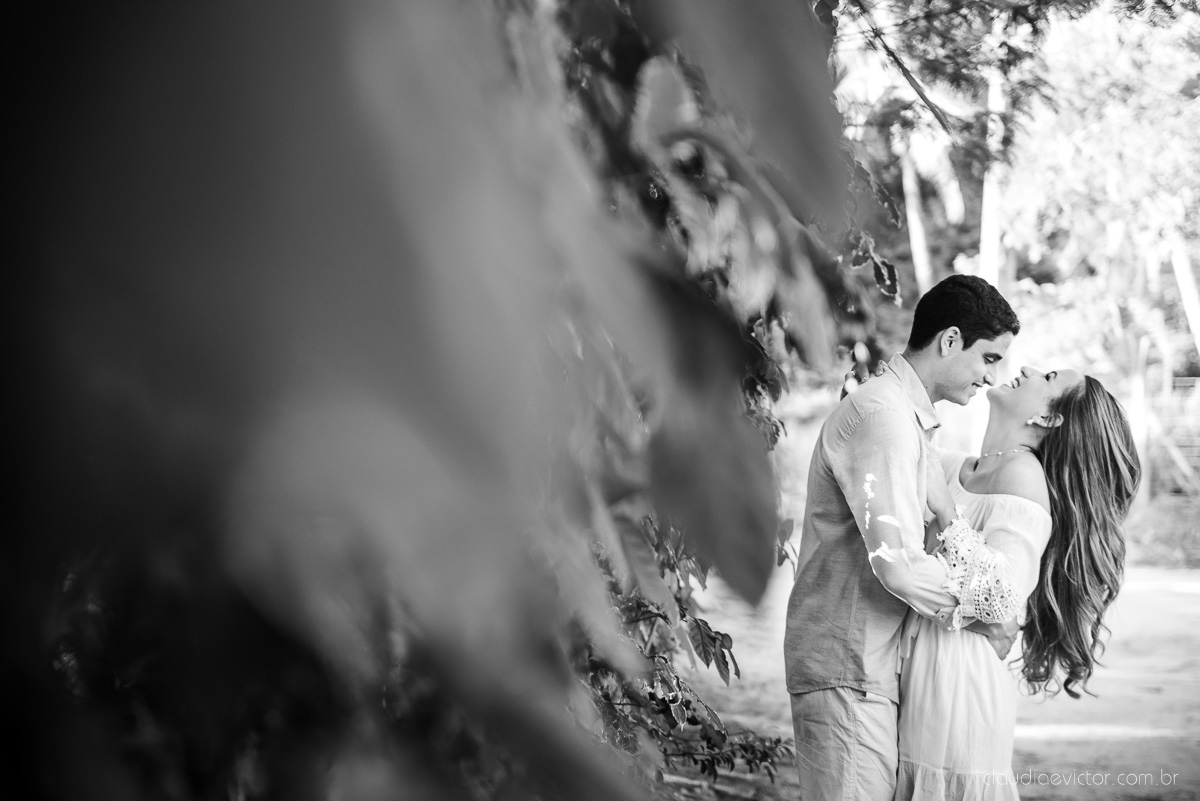 lindo ensaio de casal de casamento pre wedding com noivo e noiva feito por fotógrafos de casamento de vila velha fotógrafos de casamento de vitória fotógrafos de casamento de serra espirito santo es com praia por do sol em anchieta