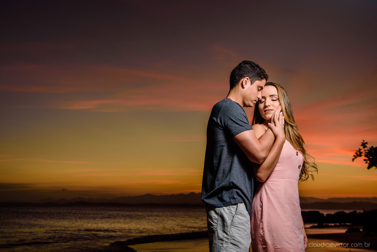 lindo ensaio de casal de casamento pre wedding com noivo e noiva feito por fotógrafos de casamento de vila velha fotógrafos de casamento de vitória fotógrafos de casamento de serra espirito santo es com praia por do sol em anchieta