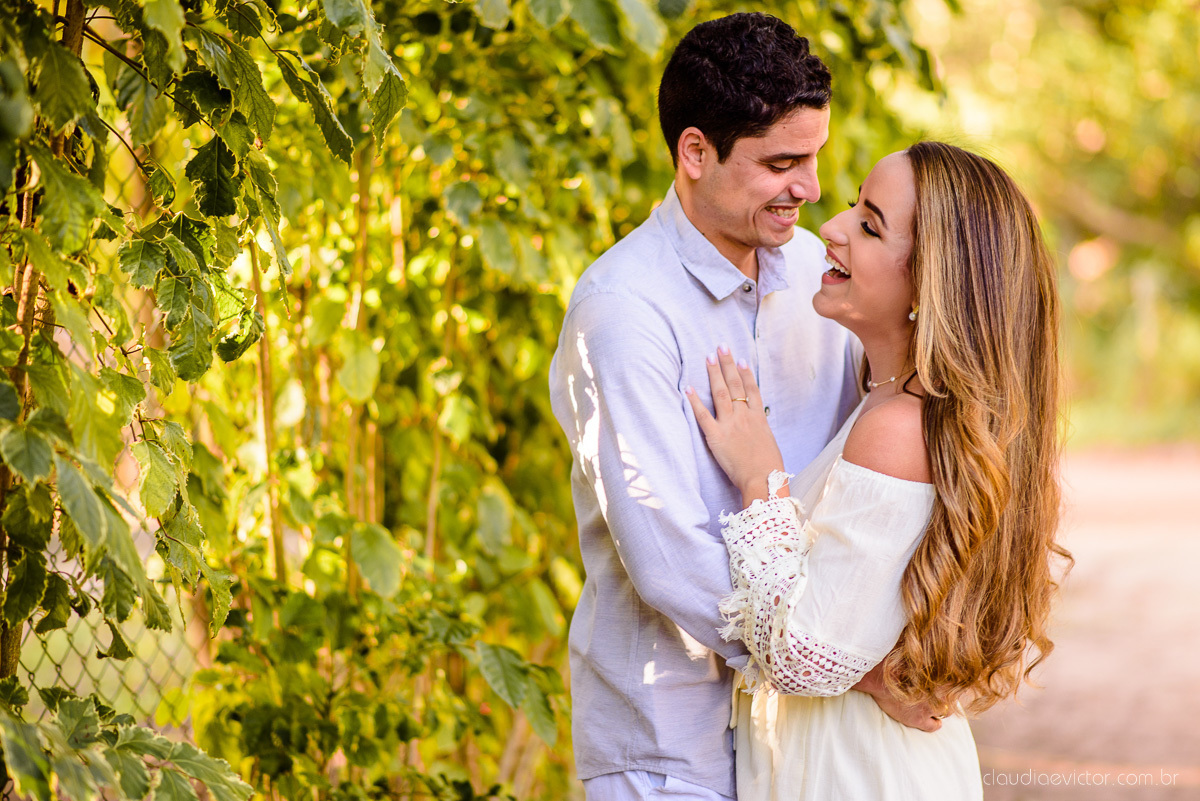 lindo ensaio de casal de casamento pre wedding com noivo e noiva feito por fotógrafos de casamento de vila velha fotógrafos de casamento de vitória fotógrafos de casamento de serra espirito santo es com praia por do sol em anchieta
