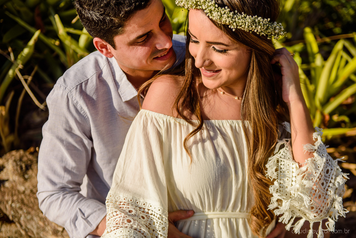 lindo ensaio de casal de casamento pre wedding com noivo e noiva feito por fotógrafos de casamento de vila velha fotógrafos de casamento de vitória fotógrafos de casamento de serra espirito santo es com praia por do sol em anchieta