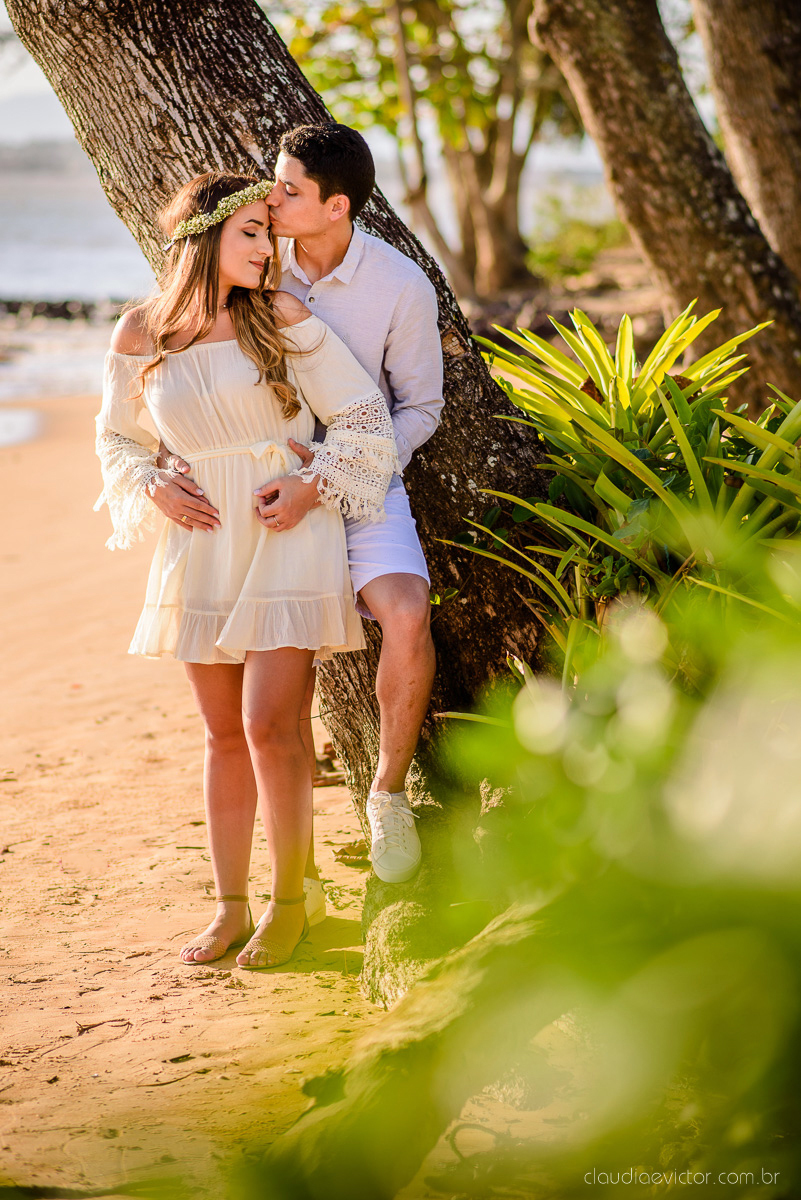 lindo ensaio de casal de casamento pre wedding com noivo e noiva feito por fotógrafos de casamento de vila velha fotógrafos de casamento de vitória fotógrafos de casamento de serra espirito santo es com praia por do sol em anchieta