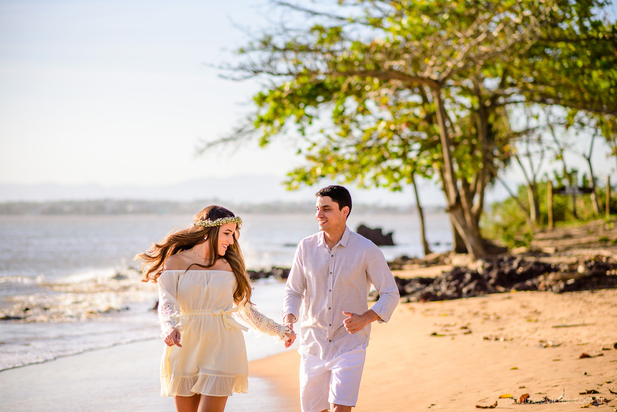 lindo ensaio de casal de casamento pre wedding com noivo e noiva feito por fotógrafos de casamento de vila velha fotógrafos de casamento de vitória fotógrafos de casamento de serra espirito santo es com praia por do sol em anchieta