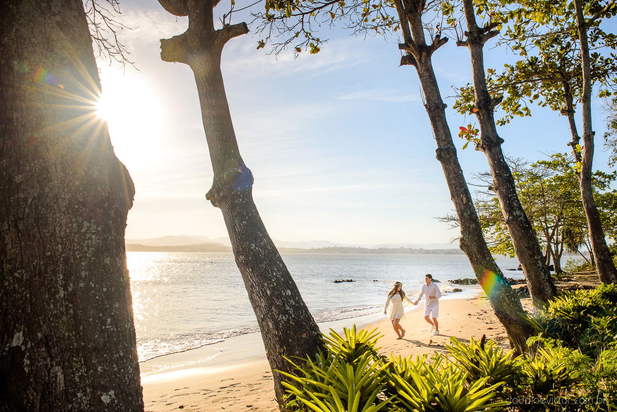 lindo ensaio de casal de casamento pre wedding com noivo e noiva feito por fotógrafos de casamento de vila velha fotógrafos de casamento de vitória fotógrafos de casamento de serra espirito santo es com praia por do sol em anchieta