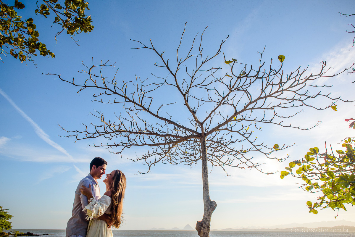 lindo ensaio de casal de casamento pre wedding com noivo e noiva feito por fotógrafos de casamento de vila velha fotógrafos de casamento de vitória fotógrafos de casamento de serra espirito santo es com praia por do sol em anchieta