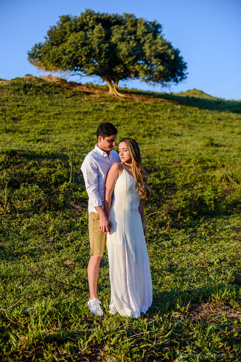lindo ensaio de casal de casamento pre wedding com noivo e noiva feito por fotógrafos de casamento de vila velha fotógrafos de casamento de vitória fotógrafos de casamento de serra espirito santo es com praia por do sol em anchieta