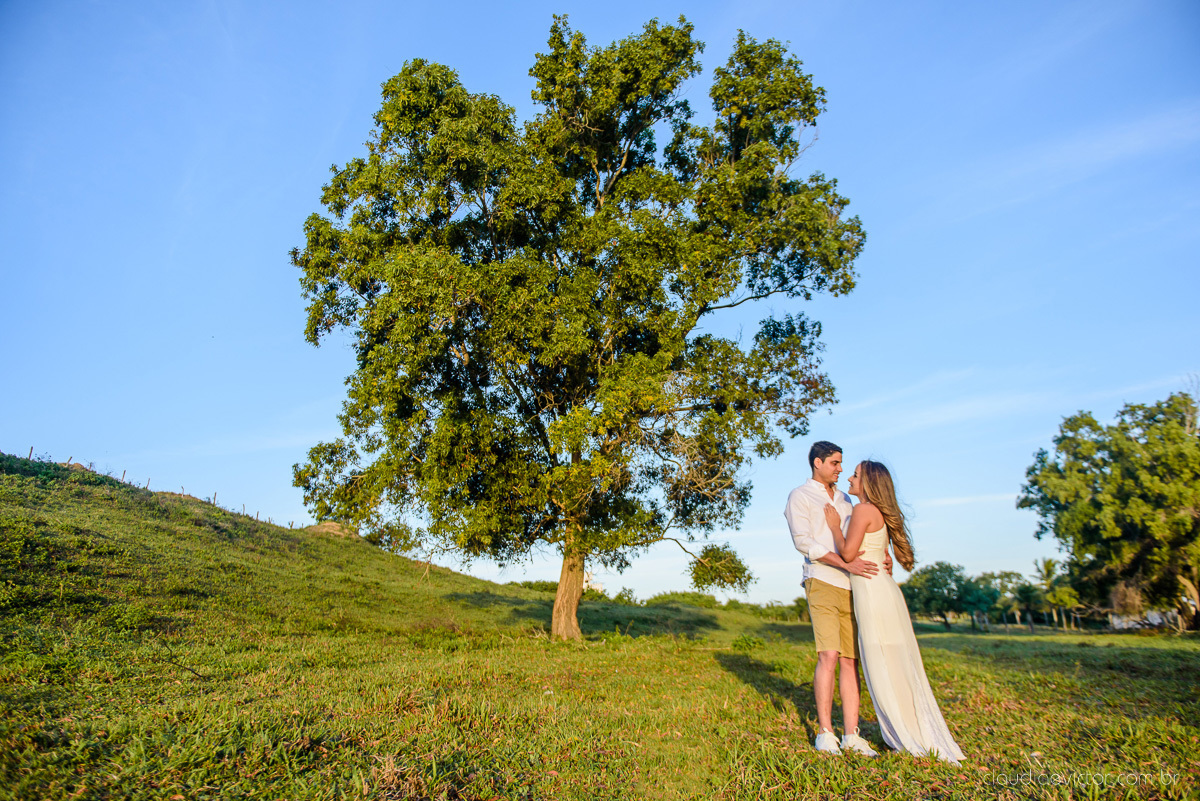 lindo ensaio de casal de casamento pre wedding com noivo e noiva feito por fotógrafos de casamento de vila velha fotógrafos de casamento de vitória fotógrafos de casamento de serra espirito santo es com praia por do sol em anchieta