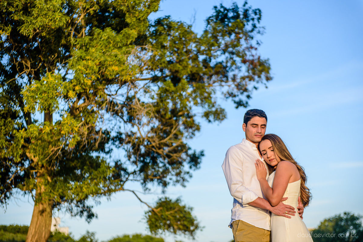 lindo ensaio de casal de casamento pre wedding com noivo e noiva feito por fotógrafos de casamento de vila velha fotógrafos de casamento de vitória fotógrafos de casamento de serra espirito santo es com praia por do sol em anchieta