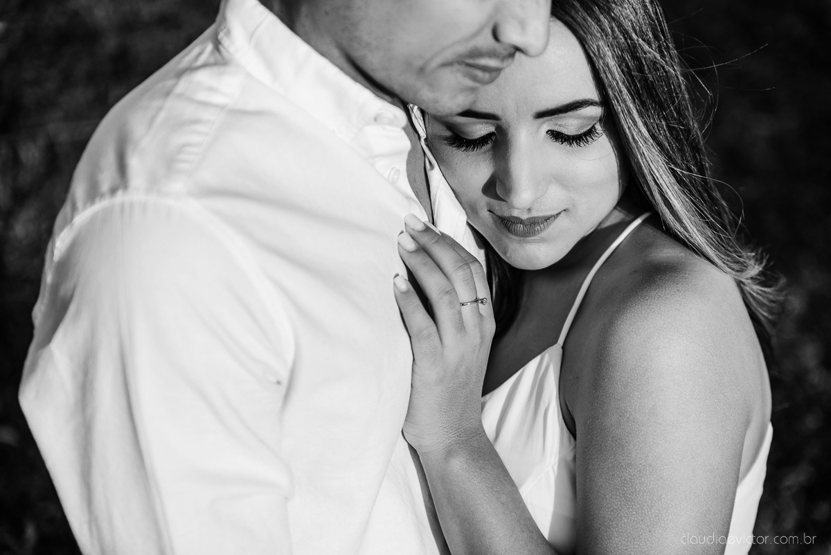 lindo ensaio de casal de casamento pre wedding com noivo e noiva feito por fotógrafos de casamento de vila velha fotógrafos de casamento de vitória fotógrafos de casamento de serra espirito santo es com praia por do sol em anchieta