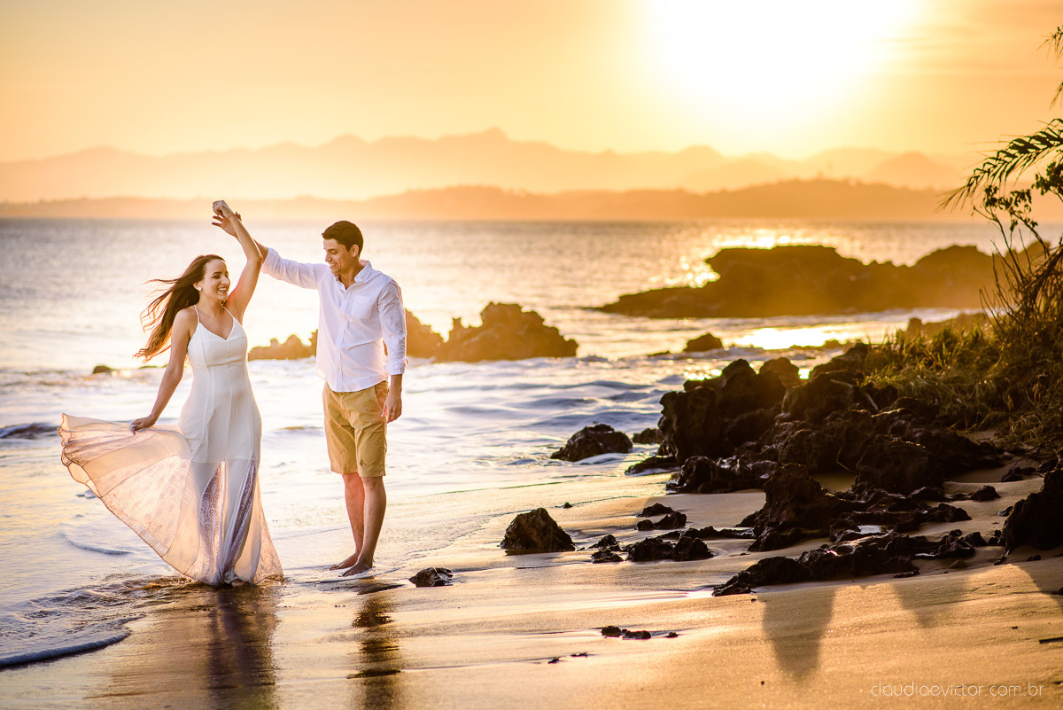 lindo ensaio de casal de casamento pre wedding com noivo e noiva feito por fotógrafos de casamento de vila velha fotógrafos de casamento de vitória fotógrafos de casamento de serra espirito santo es com praia por do sol em anchieta