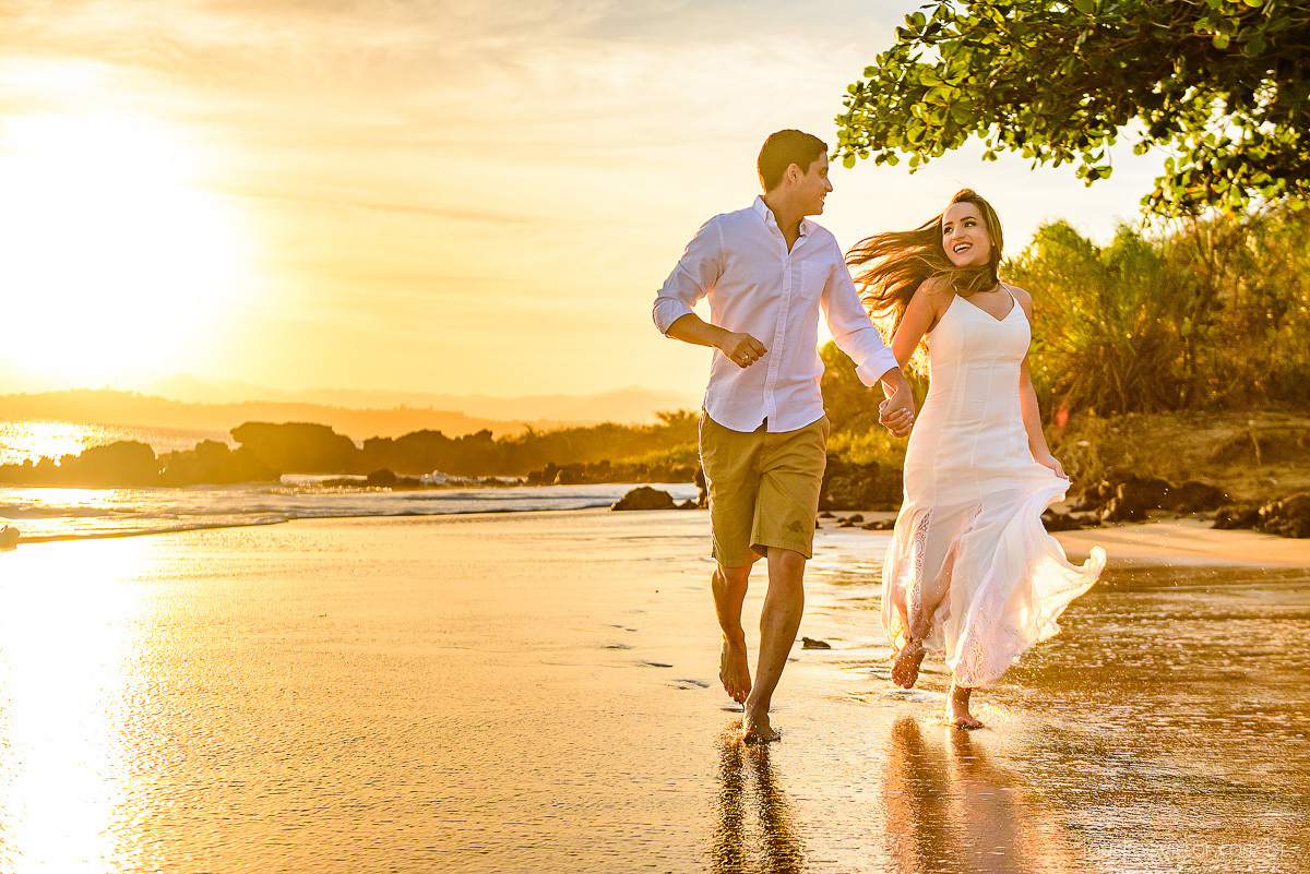 lindo ensaio de casal de casamento pre wedding com noivo e noiva feito por fotógrafos de casamento de vila velha fotógrafos de casamento de vitória fotógrafos de casamento de serra espirito santo es com praia por do sol em anchieta