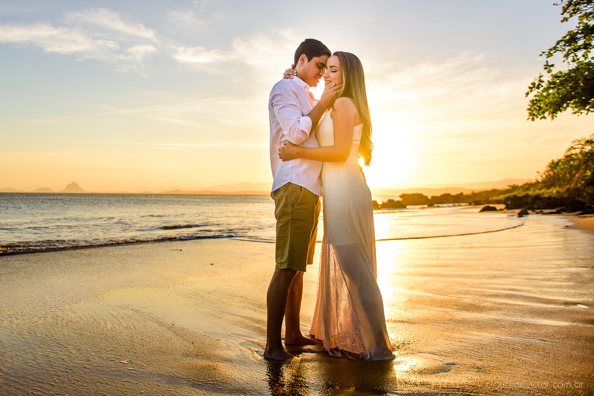 lindo ensaio de casal de casamento pre wedding com noivo e noiva feito por fotógrafos de casamento de vila velha fotógrafos de casamento de vitória fotógrafos de casamento de serra espirito santo es com praia por do sol em anchieta
