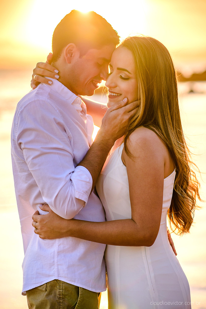 lindo ensaio de casal de casamento pre wedding com noivo e noiva feito por fotógrafos de casamento de vila velha fotógrafos de casamento de vitória fotógrafos de casamento de serra espirito santo es com praia por do sol em anchieta