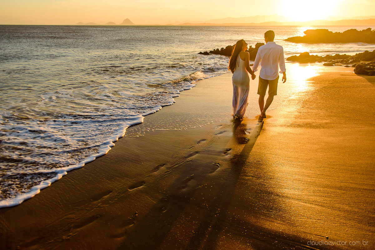 lindo ensaio de casal de casamento pre wedding com noivo e noiva feito por fotógrafos de casamento de vila velha fotógrafos de casamento de vitória fotógrafos de casamento de serra espirito santo es com praia por do sol em anchieta