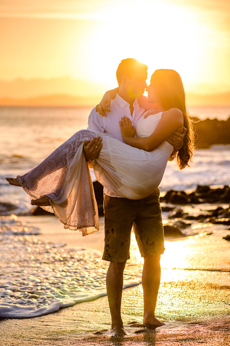 lindo ensaio de casal de casamento pre wedding com noivo e noiva feito por fotógrafos de casamento de vila velha fotógrafos de casamento de vitória fotógrafos de casamento de serra espirito santo es com praia por do sol em anchieta