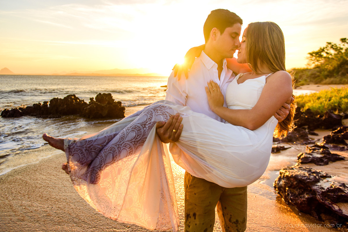 lindo ensaio de casal de casamento pre wedding com noivo e noiva feito por fotógrafos de casamento de vila velha fotógrafos de casamento de vitória fotógrafos de casamento de serra espirito santo es com praia por do sol em anchieta