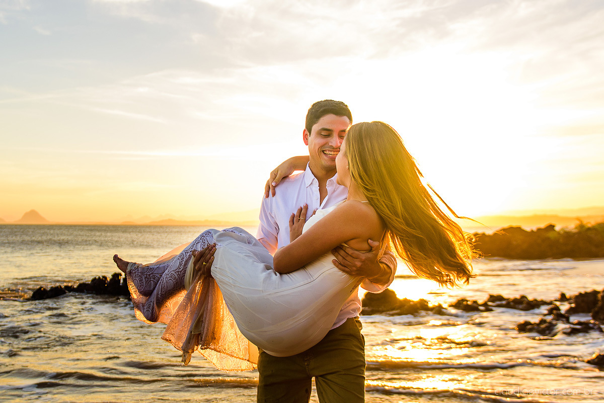 lindo ensaio de casal de casamento pre wedding com noivo e noiva feito por fotógrafos de casamento de vila velha fotógrafos de casamento de vitória fotógrafos de casamento de serra espirito santo es com praia por do sol em anchieta