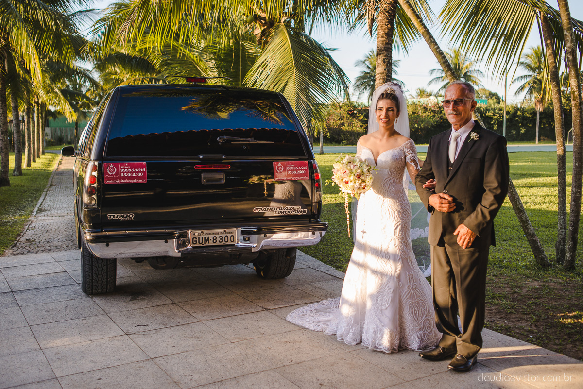 Lindo casamento ao ar livre na chacara flora em serra feito por fotógrafos de casamento de vila velha fotógrafos de casamento de vitória espirito santo es com noivo noiva buquê e vestido de noiva carmelita e por do sol com ensaio pos wedding em pedra azul