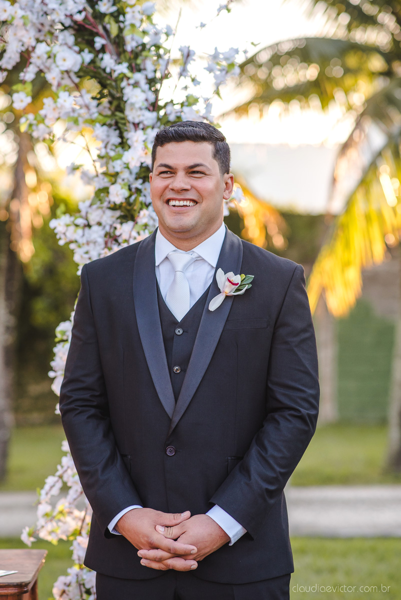 Lindo casamento ao ar livre na chacara flora em serra feito por fotógrafos de casamento de vila velha fotógrafos de casamento de vitória espirito santo es com noivo noiva buquê e vestido de noiva carmelita e por do sol com ensaio pos wedding em pedra azul