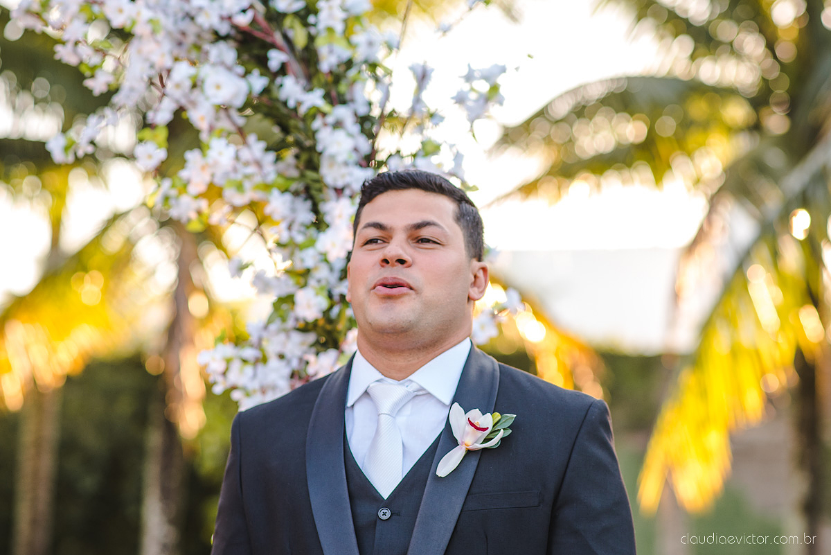 Lindo casamento ao ar livre na chacara flora em serra feito por fotógrafos de casamento de vila velha fotógrafos de casamento de vitória espirito santo es com noivo noiva buquê e vestido de noiva carmelita e por do sol com ensaio pos wedding em pedra azul