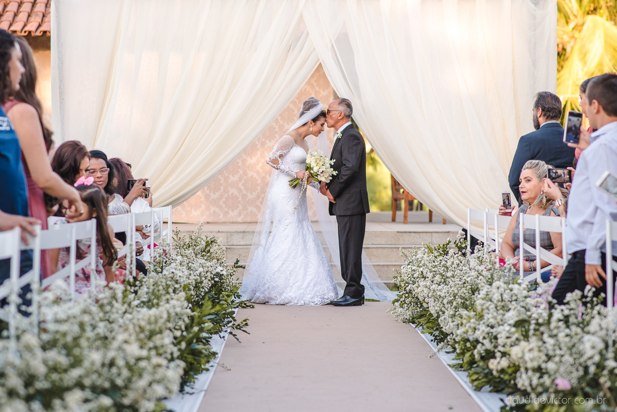 Lindo casamento ao ar livre na chacara flora em serra feito por fotógrafos de casamento de vila velha fotógrafos de casamento de vitória espirito santo es com noivo noiva buquê e vestido de noiva carmelita e por do sol com ensaio pos wedding em pedra azul