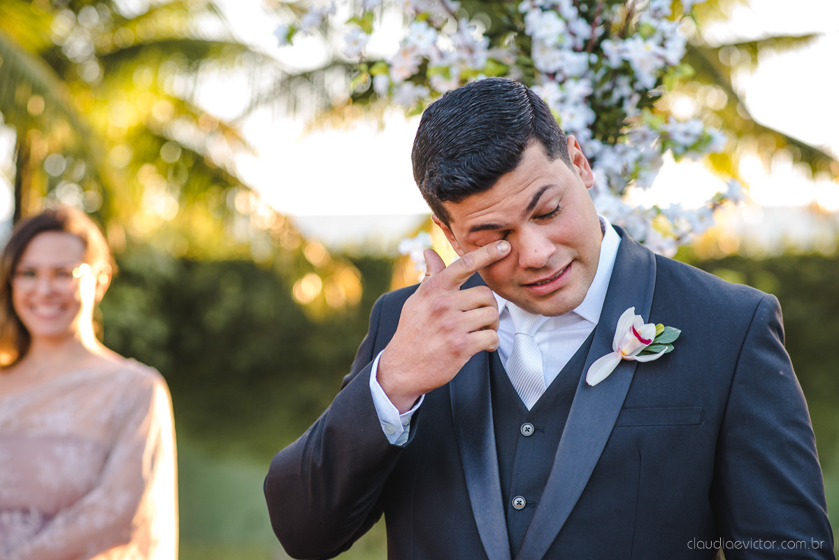 Lindo casamento ao ar livre na chacara flora em serra feito por fotógrafos de casamento de vila velha fotógrafos de casamento de vitória espirito santo es com noivo noiva buquê e vestido de noiva carmelita e por do sol com ensaio pos wedding em pedra azul