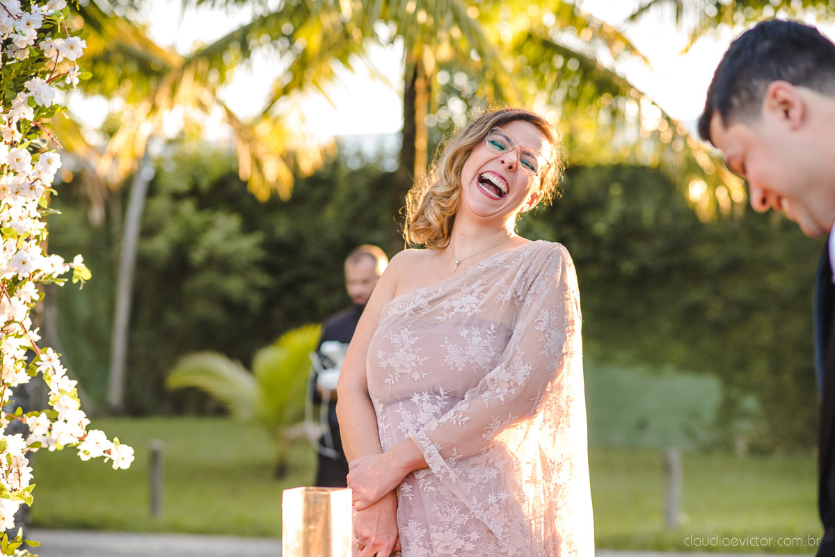 Lindo casamento ao ar livre na chacara flora em serra feito por fotógrafos de casamento de vila velha fotógrafos de casamento de vitória espirito santo es com noivo noiva buquê e vestido de noiva carmelita e por do sol com ensaio pos wedding em pedra azul