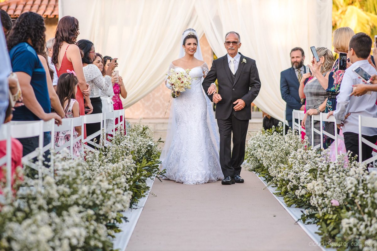 Lindo casamento ao ar livre na chacara flora em serra feito por fotógrafos de casamento de vila velha fotógrafos de casamento de vitória espirito santo es com noivo noiva buquê e vestido de noiva carmelita e por do sol com ensaio pos wedding em pedra azul