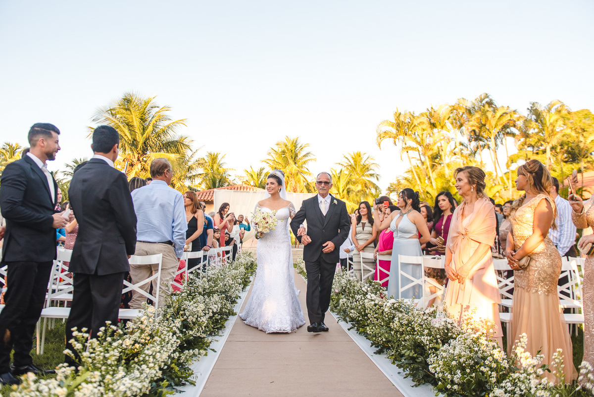 Lindo casamento ao ar livre na chacara flora em serra feito por fotógrafos de casamento de vila velha fotógrafos de casamento de vitória espirito santo es com noivo noiva buquê e vestido de noiva carmelita e por do sol com ensaio pos wedding em pedra azul