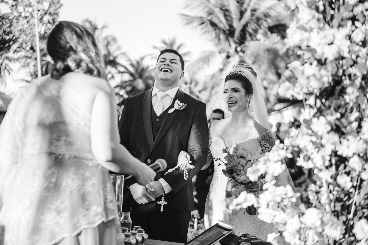 Lindo casamento ao ar livre na chacara flora em serra feito por fotógrafos de casamento de vila velha fotógrafos de casamento de vitória espirito santo es com noivo noiva buquê e vestido de noiva carmelita e por do sol com ensaio pos wedding em pedra azul