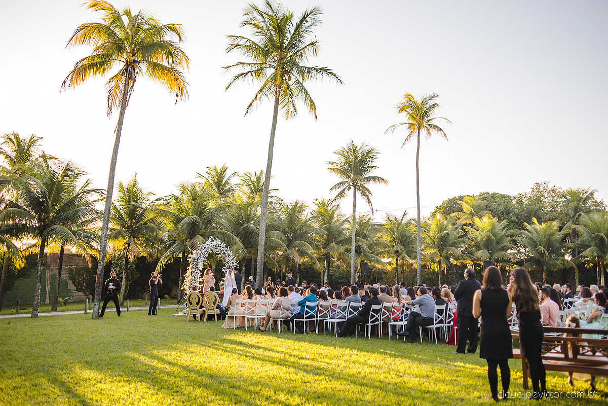 Lindo casamento ao ar livre na chacara flora em serra feito por fotógrafos de casamento de vila velha fotógrafos de casamento de vitória espirito santo es com noivo noiva buquê e vestido de noiva carmelita e por do sol com ensaio pos wedding em pedra azul