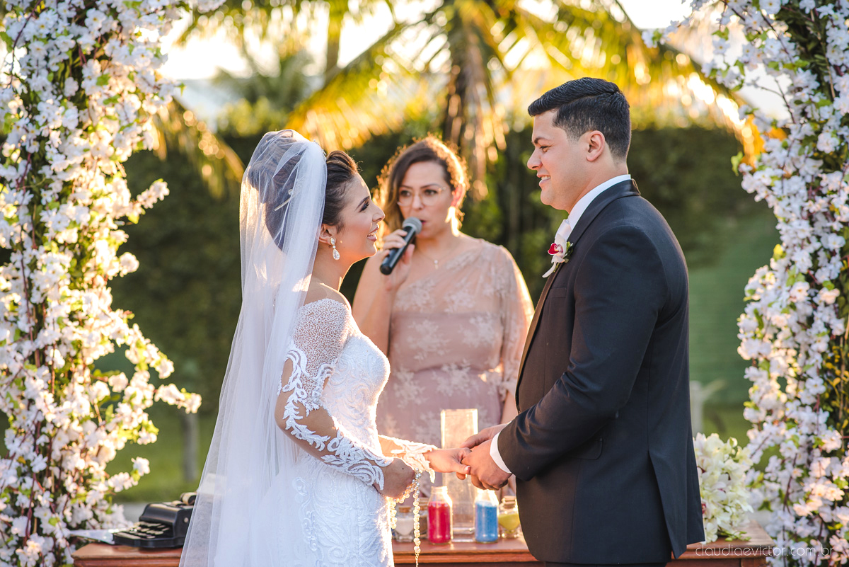 Lindo casamento ao ar livre na chacara flora em serra feito por fotógrafos de casamento de vila velha fotógrafos de casamento de vitória espirito santo es com noivo noiva buquê e vestido de noiva carmelita e por do sol com ensaio pos wedding em pedra azul
