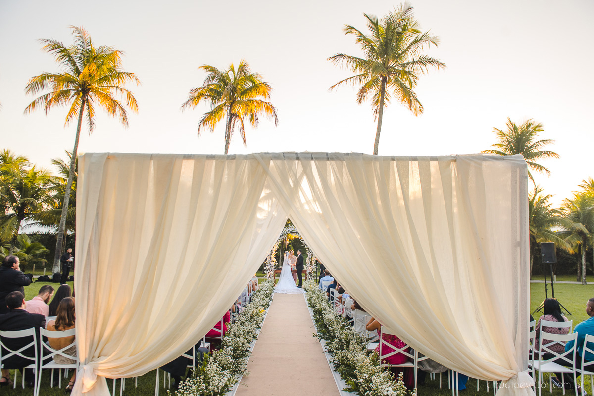 Lindo casamento ao ar livre na chacara flora em serra feito por fotógrafos de casamento de vila velha fotógrafos de casamento de vitória espirito santo es com noivo noiva buquê e vestido de noiva carmelita e por do sol com ensaio pos wedding em pedra azul