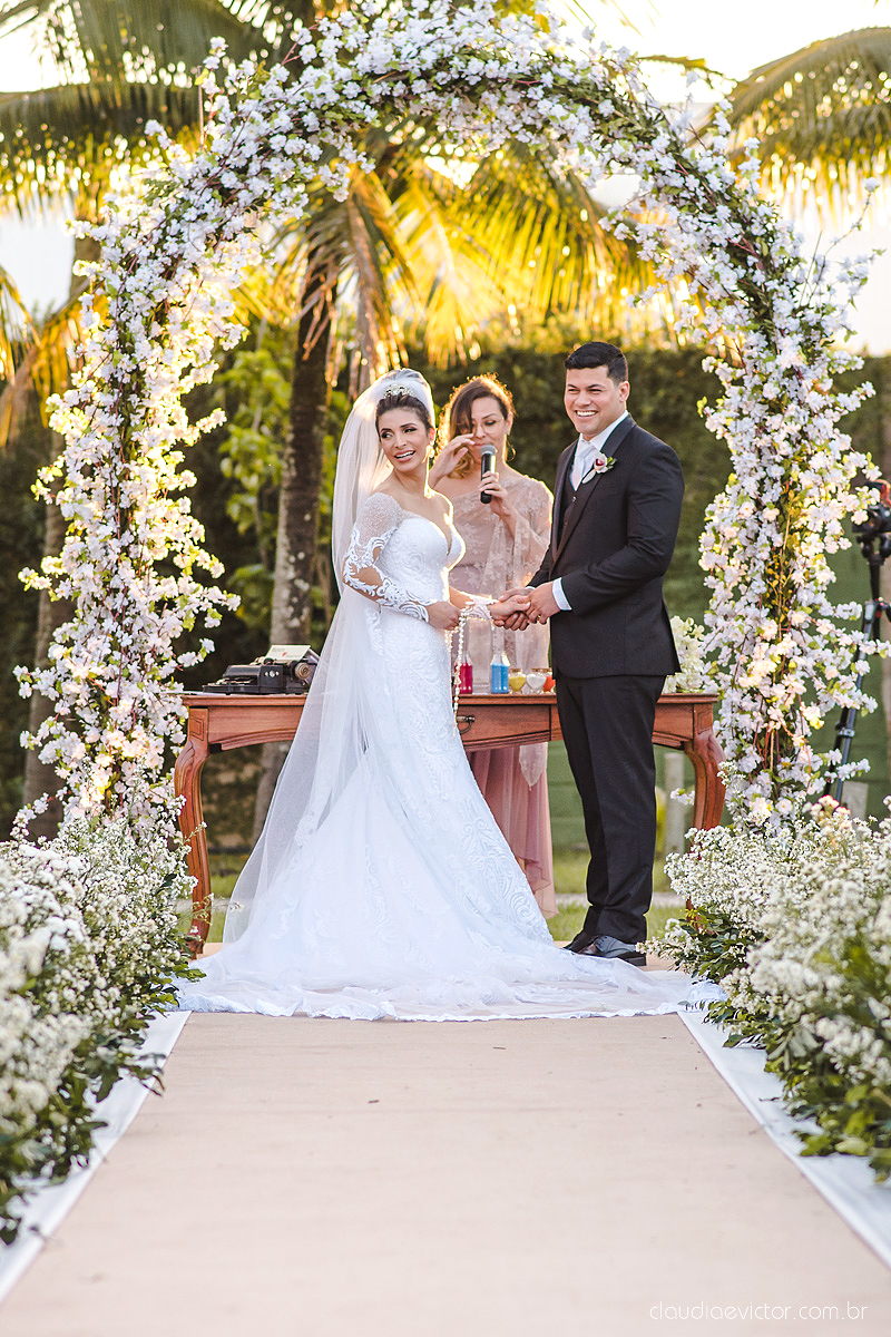 Lindo casamento ao ar livre na chacara flora em serra feito por fotógrafos de casamento de vila velha fotógrafos de casamento de vitória espirito santo es com noivo noiva buquê e vestido de noiva carmelita e por do sol com ensaio pos wedding em pedra azul