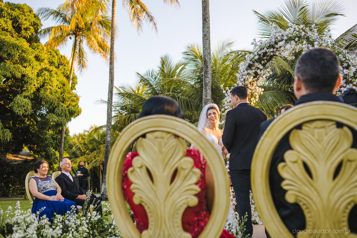 Lindo casamento ao ar livre na chacara flora em serra feito por fotógrafos de casamento de vila velha fotógrafos de casamento de vitória espirito santo es com noivo noiva buquê e vestido de noiva carmelita e por do sol com ensaio pos wedding em pedra azul