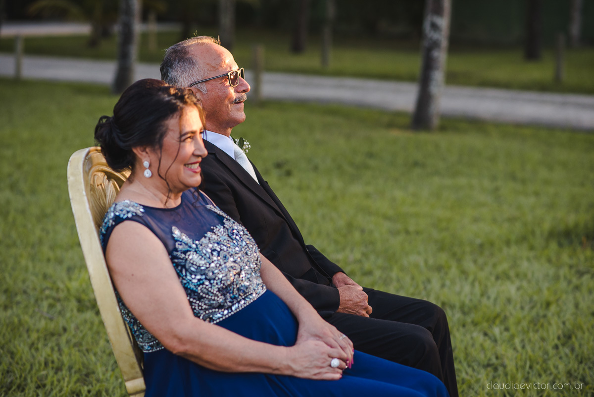 Lindo casamento ao ar livre na chacara flora em serra feito por fotógrafos de casamento de vila velha fotógrafos de casamento de vitória espirito santo es com noivo noiva buquê e vestido de noiva carmelita e por do sol com ensaio pos wedding em pedra azul
