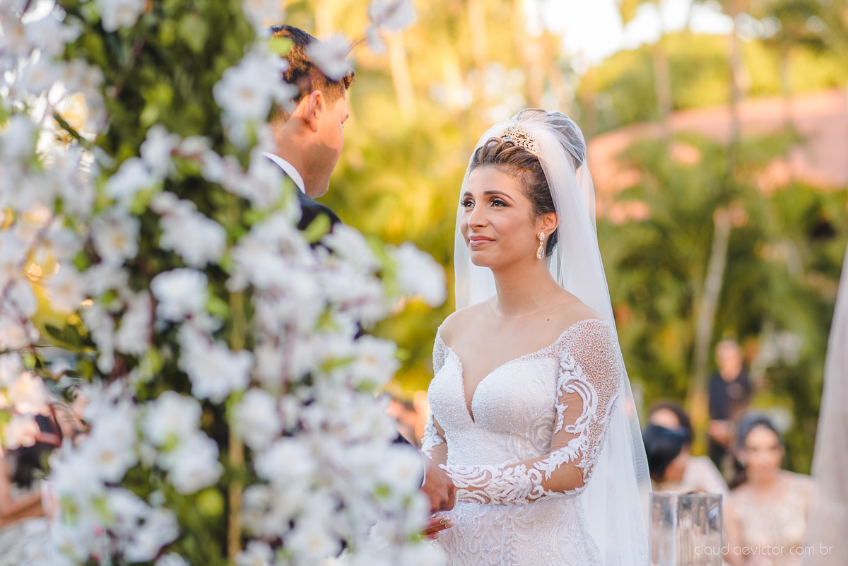 Lindo casamento ao ar livre na chacara flora em serra feito por fotógrafos de casamento de vila velha fotógrafos de casamento de vitória espirito santo es com noivo noiva buquê e vestido de noiva carmelita e por do sol com ensaio pos wedding em pedra azul