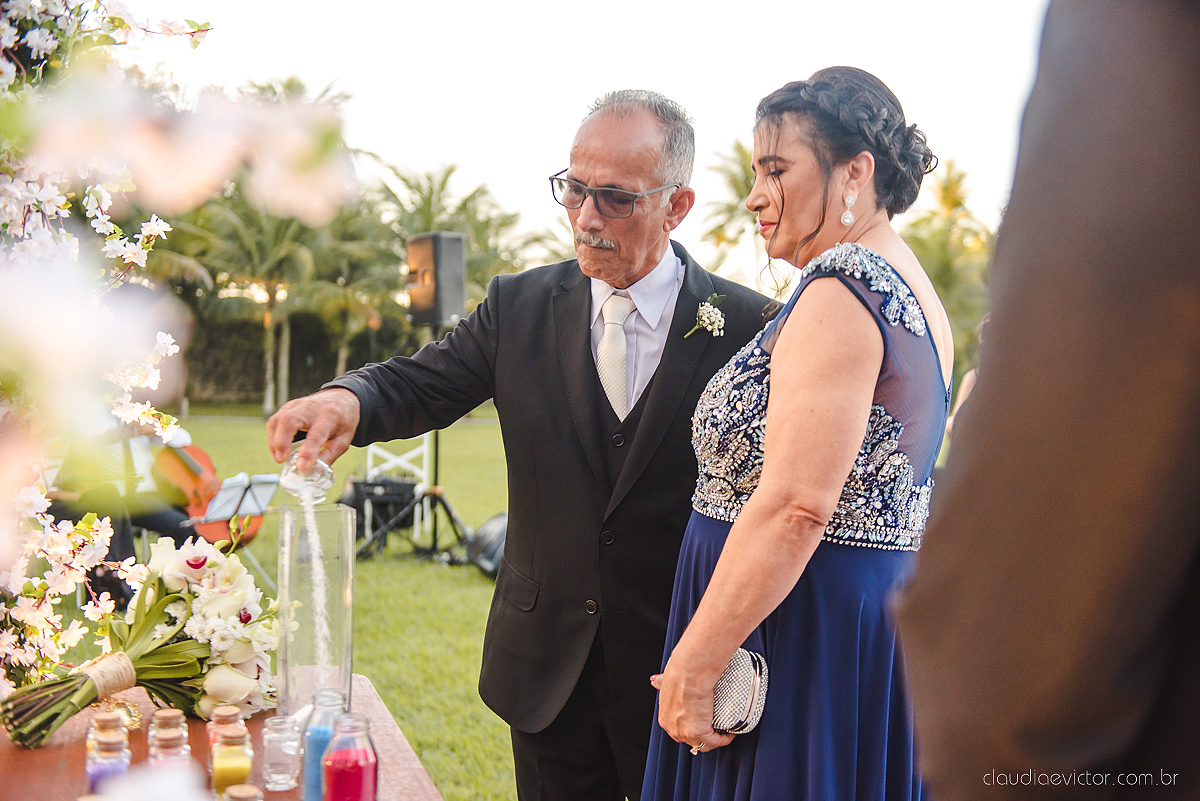 Lindo casamento ao ar livre na chacara flora em serra feito por fotógrafos de casamento de vila velha fotógrafos de casamento de vitória espirito santo es com noivo noiva buquê e vestido de noiva carmelita e por do sol com ensaio pos wedding em pedra azul