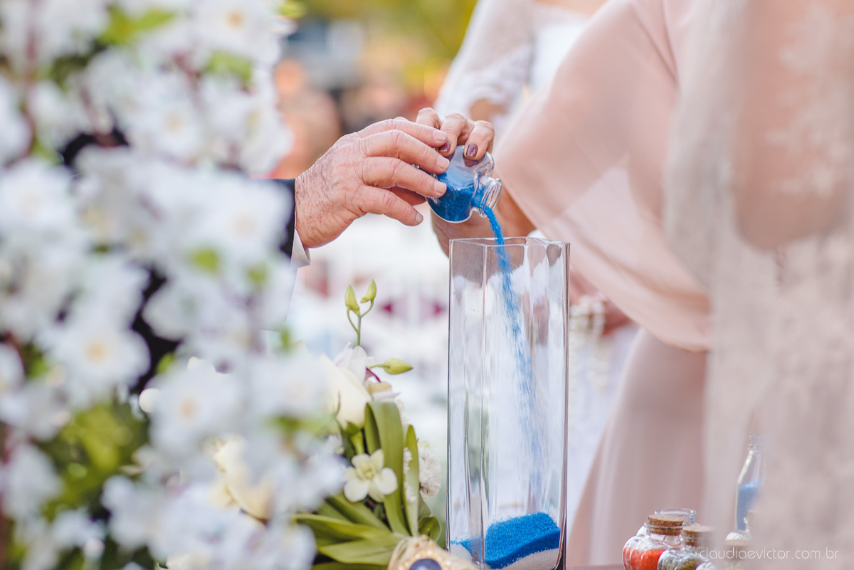 Lindo casamento ao ar livre na chacara flora em serra feito por fotógrafos de casamento de vila velha fotógrafos de casamento de vitória espirito santo es com noivo noiva buquê e vestido de noiva carmelita e por do sol com ensaio pos wedding em pedra azul