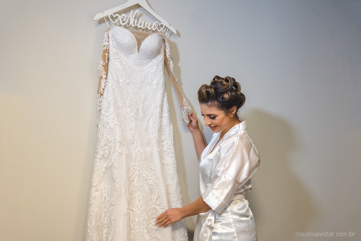 Lindo casamento ao ar livre na chacara flora em serra feito por fotógrafos de casamento de vila velha fotógrafos de casamento de vitória espirito santo es com noivo noiva buquê e vestido de noiva carmelita e por do sol com ensaio pos wedding em pedra azul