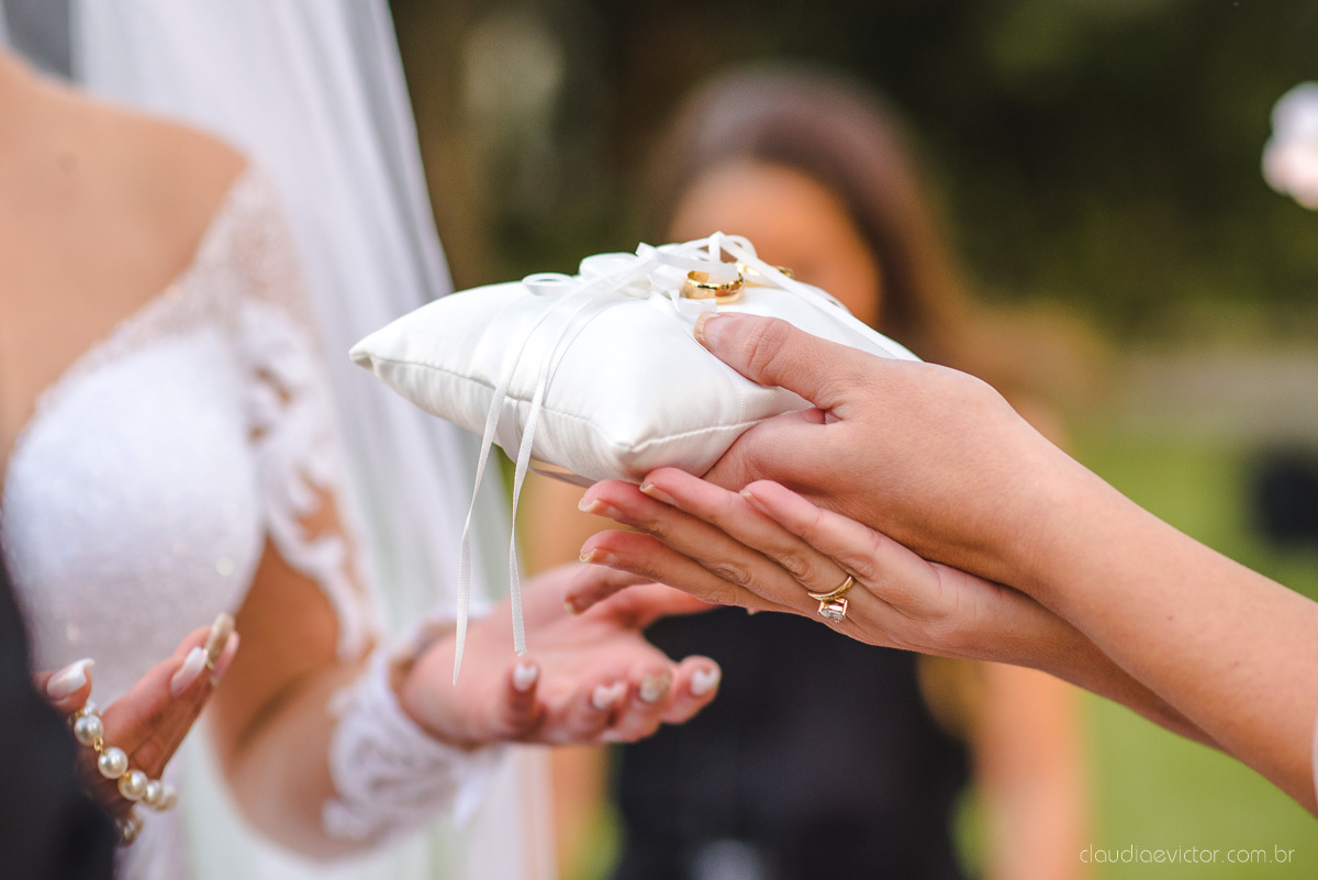 Lindo casamento ao ar livre na chacara flora em serra feito por fotógrafos de casamento de vila velha fotógrafos de casamento de vitória espirito santo es com noivo noiva buquê e vestido de noiva carmelita e por do sol com ensaio pos wedding em pedra azul