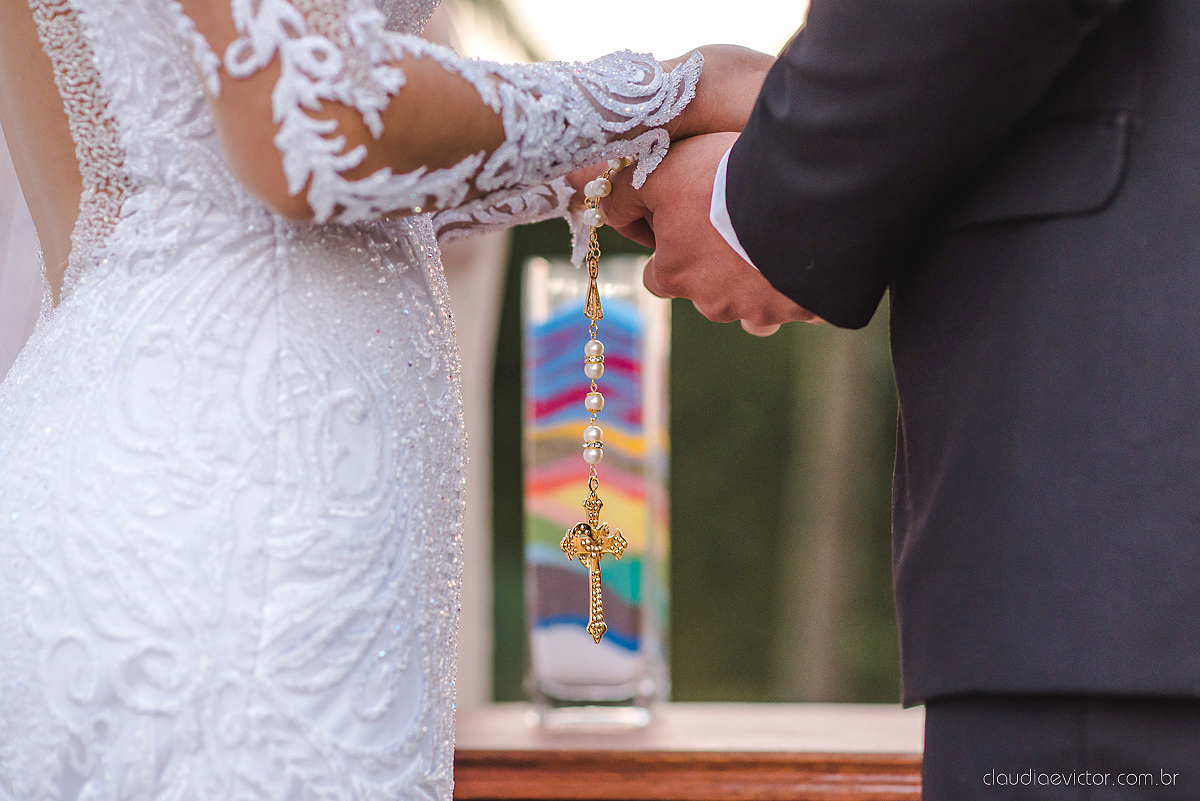 Lindo casamento ao ar livre na chacara flora em serra feito por fotógrafos de casamento de vila velha fotógrafos de casamento de vitória espirito santo es com noivo noiva buquê e vestido de noiva carmelita e por do sol com ensaio pos wedding em pedra azul