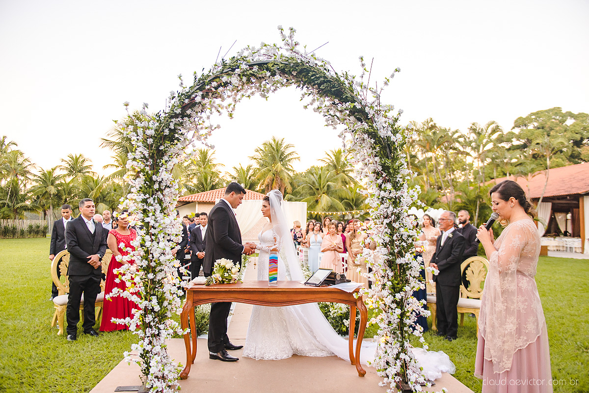Lindo casamento ao ar livre na chacara flora em serra feito por fotógrafos de casamento de vila velha fotógrafos de casamento de vitória espirito santo es com noivo noiva buquê e vestido de noiva carmelita e por do sol com ensaio pos wedding em pedra azul
