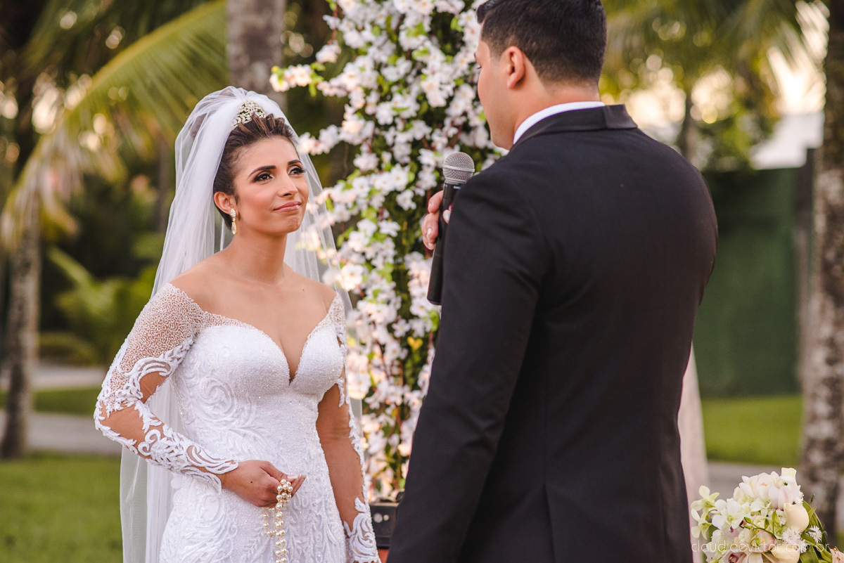 Lindo casamento ao ar livre na chacara flora em serra feito por fotógrafos de casamento de vila velha fotógrafos de casamento de vitória espirito santo es com noivo noiva buquê e vestido de noiva carmelita e por do sol com ensaio pos wedding em pedra azul