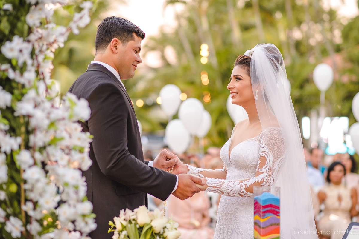 Lindo casamento ao ar livre na chacara flora em serra feito por fotógrafos de casamento de vila velha fotógrafos de casamento de vitória espirito santo es com noivo noiva buquê e vestido de noiva carmelita e por do sol com ensaio pos wedding em pedra azul