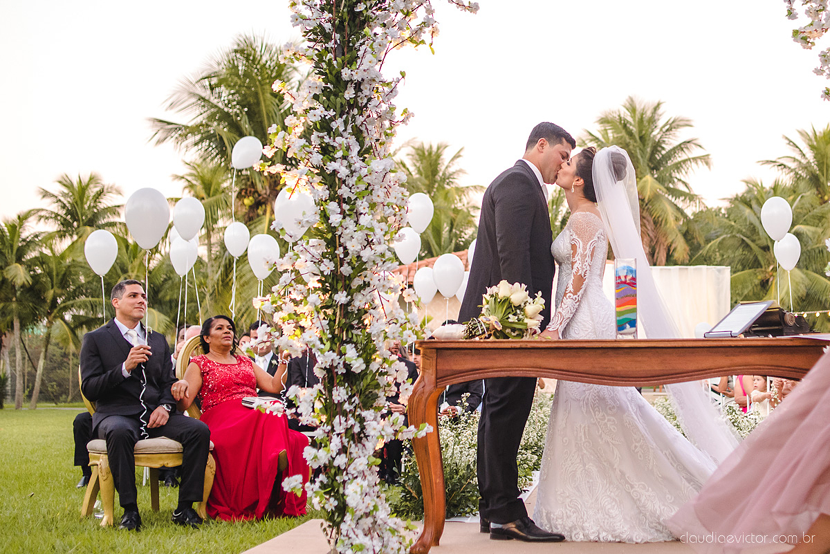 Lindo casamento ao ar livre na chacara flora em serra feito por fotógrafos de casamento de vila velha fotógrafos de casamento de vitória espirito santo es com noivo noiva buquê e vestido de noiva carmelita e por do sol com ensaio pos wedding em pedra azul
