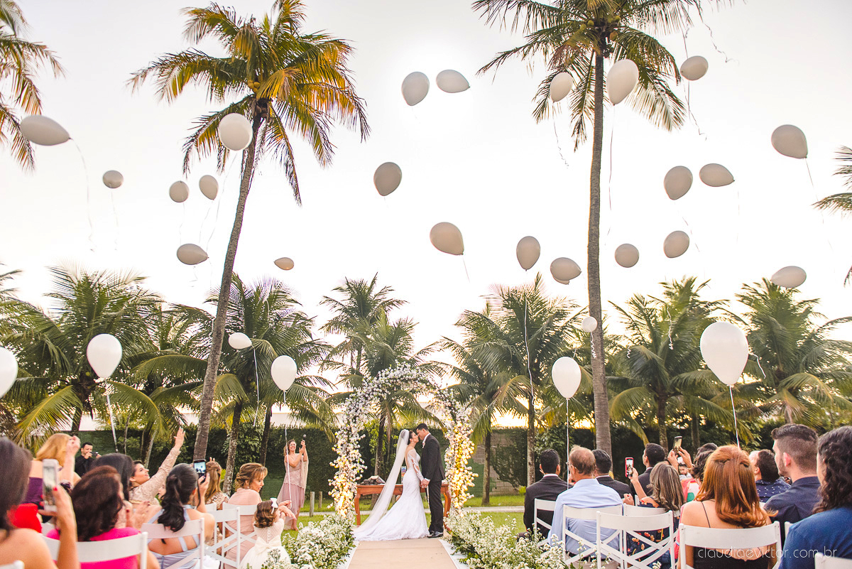Lindo casamento ao ar livre na chacara flora em serra feito por fotógrafos de casamento de vila velha fotógrafos de casamento de vitória espirito santo es com noivo noiva buquê e vestido de noiva carmelita e por do sol com ensaio pos wedding em pedra azul