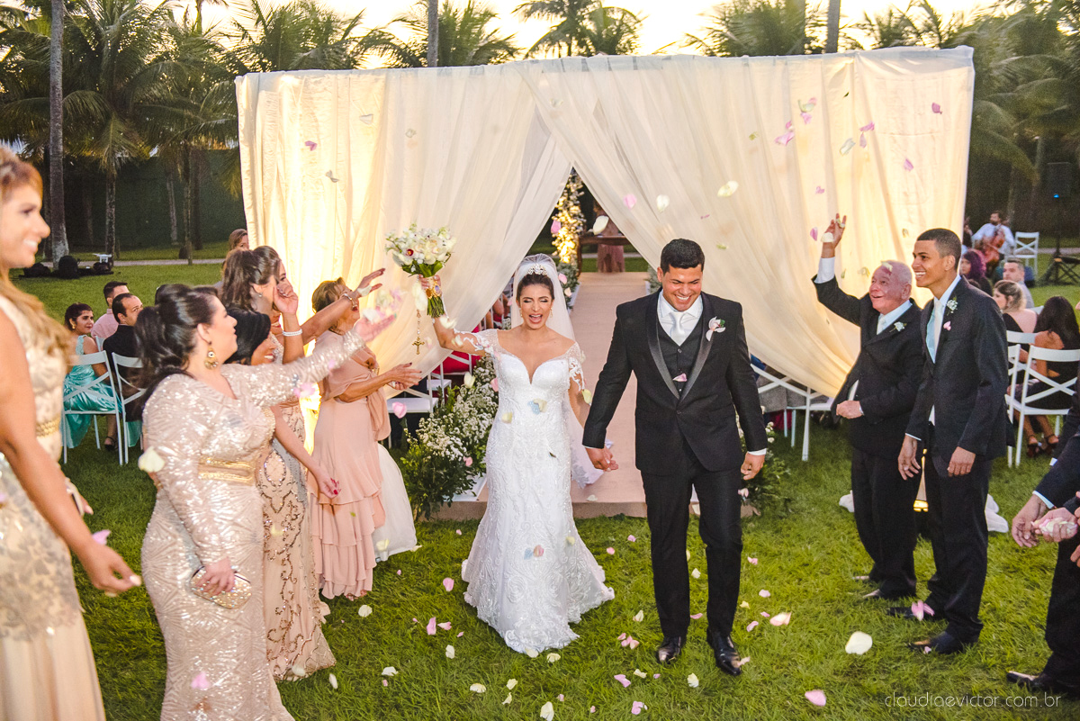 Lindo casamento ao ar livre na chacara flora em serra feito por fotógrafos de casamento de vila velha fotógrafos de casamento de vitória espirito santo es com noivo noiva buquê e vestido de noiva carmelita e por do sol com ensaio pos wedding em pedra azul
